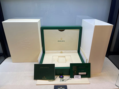 Rolex Daytona 40mm White Gold Diamonds Mother of Pearl 126589rbr