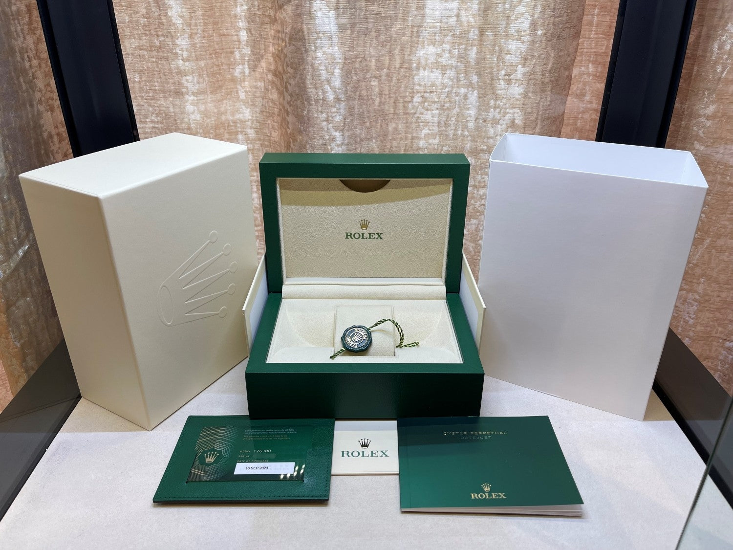 Rolex Datejust 41mm Smooth Bezel Blue Roman Dial 126300 - Beverly Hills Watch CompanyRolex Datejust 41mm Smooth Bezel Blue Roman Dial 126300 - Beverly Hills Watch Company